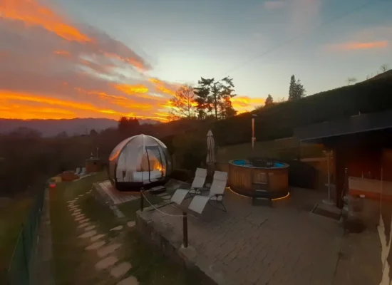 Bubble Room Exphera in Lombardia: l’unicità di ecosistemi esclusivi con bolla, SPA privata e chalet Glamping Exphera con Bubble Room e tinozza idromassaggio al tramonto
