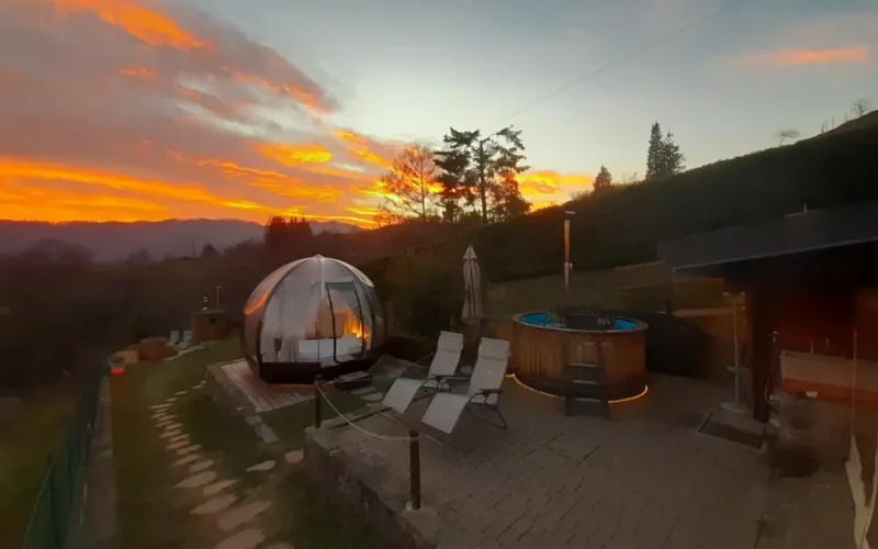 Bubble Room Exphera in Lombardia: l’unicità di ecosistemi esclusivi con bolla, SPA privata e chalet Glamping Exphera con Bubble Room e tinozza idromassaggio al tramonto